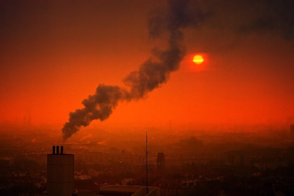 عوارض آلودگی هوا و خورشید در حال غروب کردن در هوای آلوده است