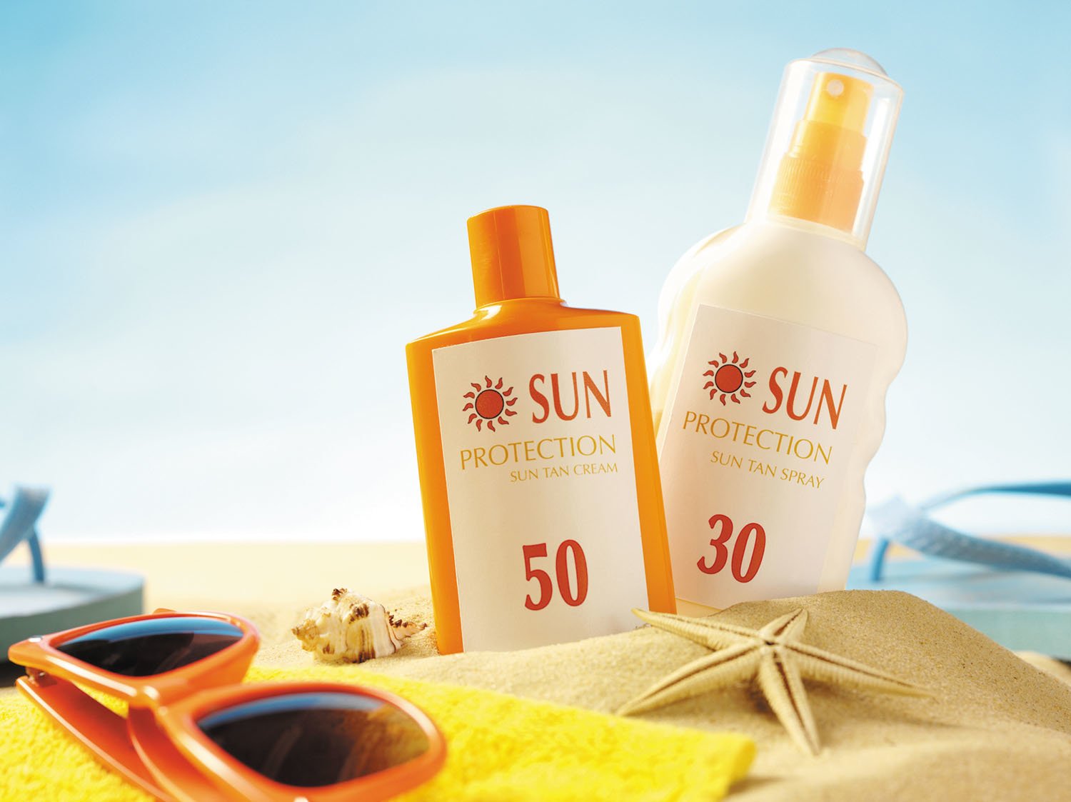 استفاده از کرم ضد آفتاب در ساحل و عینک آفتابی