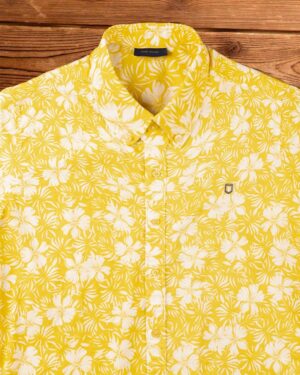پیراهن مردانه طرح هاوایی-زرد- نمای روبرو محیطی