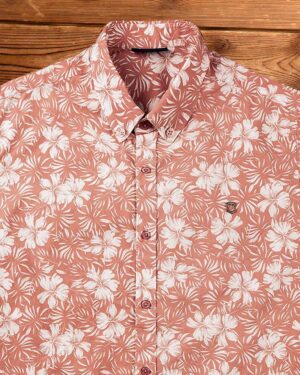 پیراهن مردانه طرح هاوایی- گلبهی- نمای روبرو- محیطی